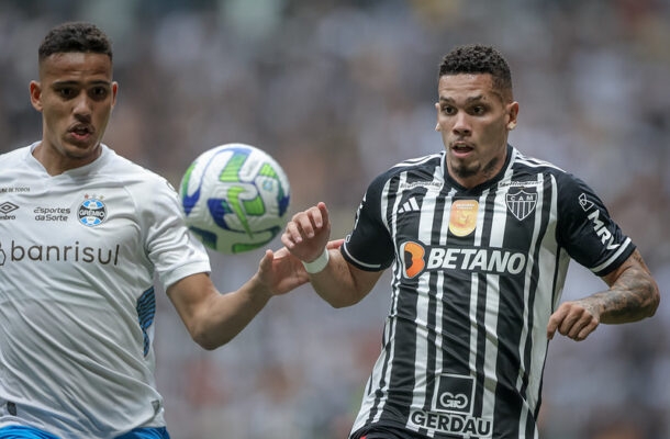 GUSTAVO MARTINS - Um dos jogadores do trio de zaga, não conseguiu levar a melhor sempre que tentou auxiliar o lateral. Deixou a desejar - NOTA 5,0  - Foto: Pedro Souza / Atlético