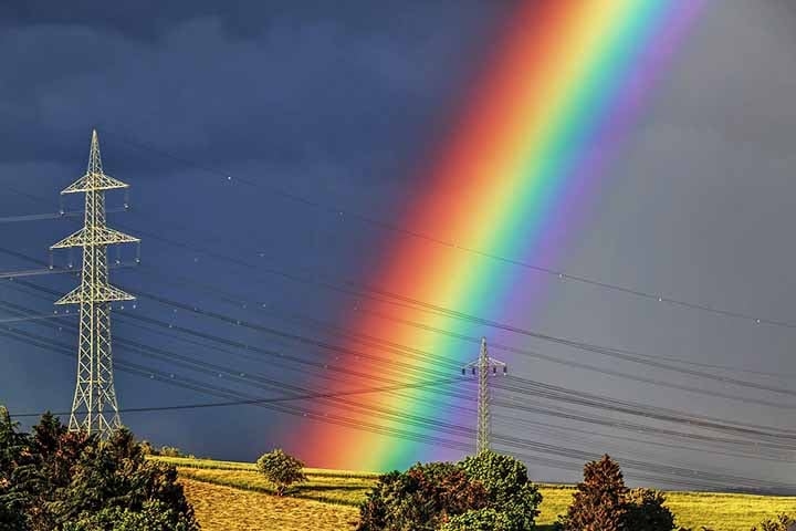 Ele aparece como um arco multicolorido, com o vermelho na parte externa e o violeta na parte interna. O fenômeno geralmente ocorre após chuvas, quando o sol está baixo no céu. Ou em locais onde volume de água marca forte presença. Reprodução: Flipar