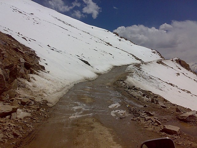 A estrada de terra chega a 5.602m de altitude e é sujeita a desmonoramento de pedras e derretimento de neve.  Reprodução: Flipar