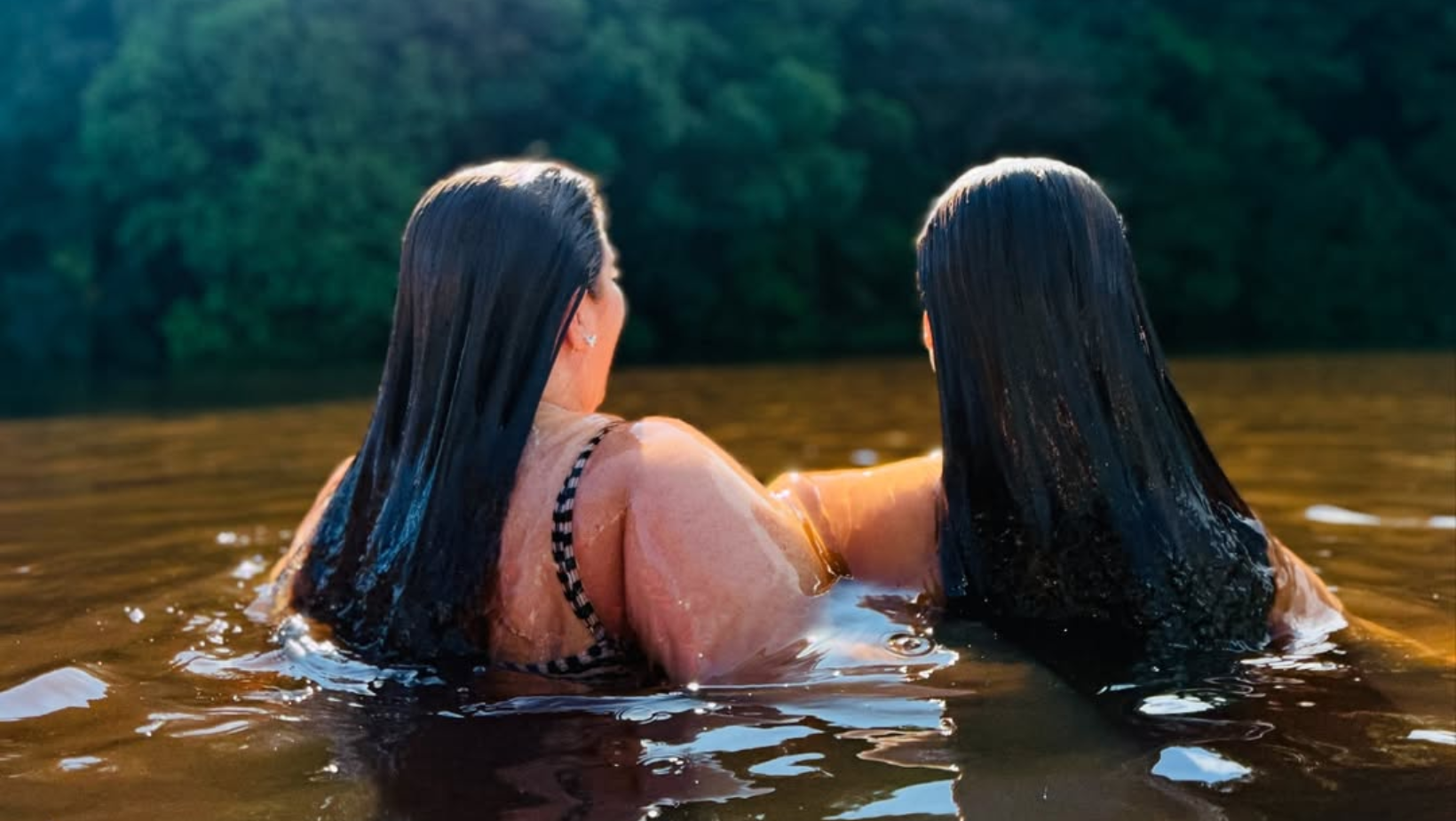 Tati Machado e Lexa nadam. Foto: Reprodução Instagram @Tati @Lexa