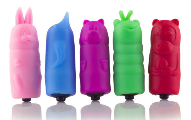 Bullet Buddies, da The Screaming O’, é um mini vibrador estilo bullet, feito de plástico com capa de silicone, em formatos divertidos: golfinho azul, urso lilás e coelho rosa. Foto: Divulgação