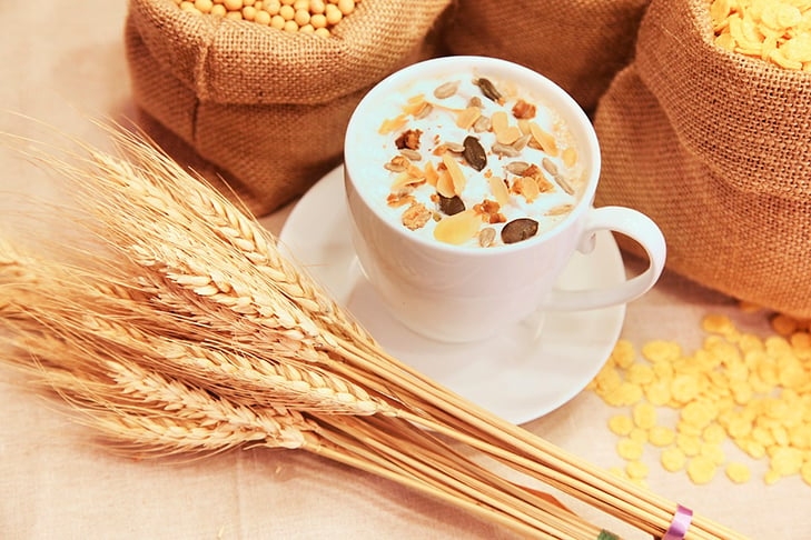 O trigo, mais do que um simples ingrediente de nossas receitas diárias, é um símbolo de resistência e inovação no campo, desde suas origens no Oriente Médio até os campos do Paraná. Sua jornada ao longo da história é marcada pela adaptação e evolução.  Reprodução: Flipar