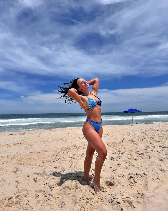 Larissa Manoela posa de bíquini em praia Reprodução/Instagram - 07.03.2024