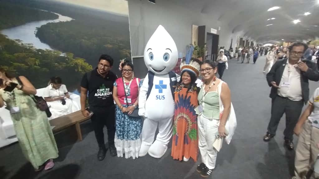 Ministra dos Povos Indígenas, Sonia Guajajara, posa para fotos com participantes do evento e com o Zé Gotinha.. Foto: Michelle Valente / enviada especial do Portal iG