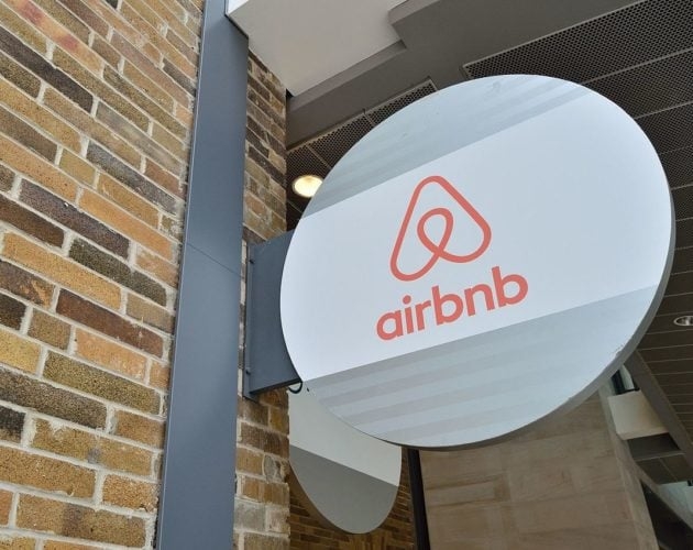 Em 2023, as 10 cidades mais procuradas para locação por intermédio do Airbnb responderam por 7% das estadias globais. Houve uma queda em relação a 2019, quando o sistema representou 10% do total.  Reprodução: Flipar