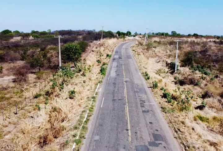 PB-400, de Cajazeiras a Conceição (PB) - Tem uma extensão aproximada de 92 km entre Cajazeiras e Conceição, no estado da Paraíba. A administração dessa rodovia é do DER-PB (Departamento de Estradas de Rodagem da Paraíba), que é o órgão responsável pela manutenção e operação da via.

 Reprodução: Flipar