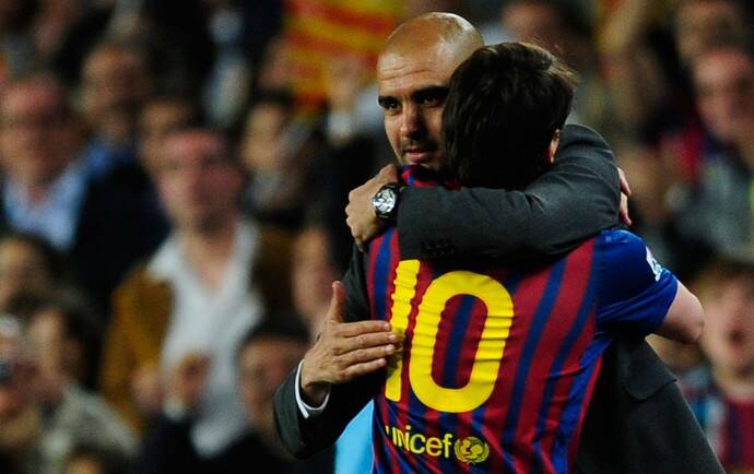 Guardiola e Lionel Messi trabalharam juntos por vários anos no Barcelona e conquistaram muitos títulos Divulgação