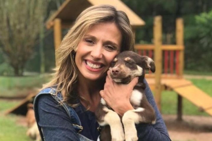 A ativista e apresentadora Luisa Mell quebrou duas costelas enquanto ajudava no resgate de animais no Rio Grande do Sul. Reprodução: Flipar