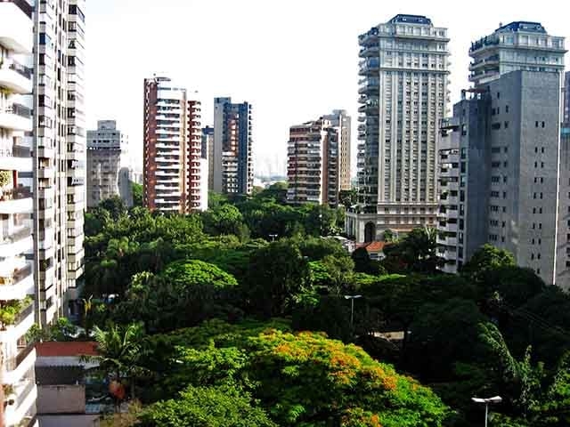 Ao lado do Parque Ibirapuera, o bairro é conhecido por ser uma área residencial elegante e localização privilegiada, com ruas cheias de árvores, segurança e muitos serviços de alto nível. Reprodução: Flipar