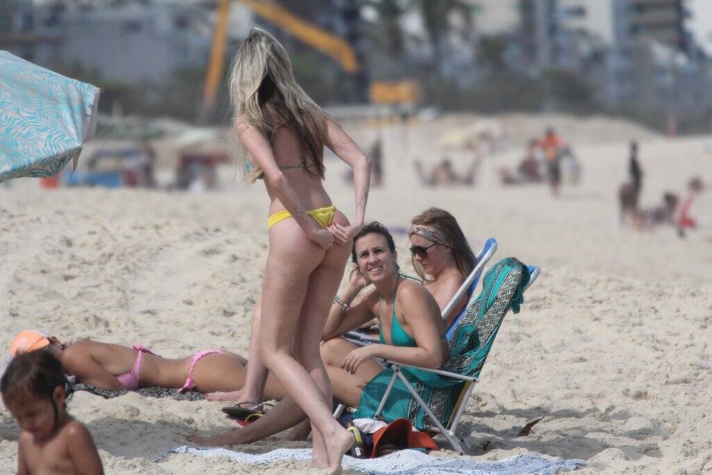 Bárbara Evans curte praia com amigos nesta segunda-feira (01) AgNews