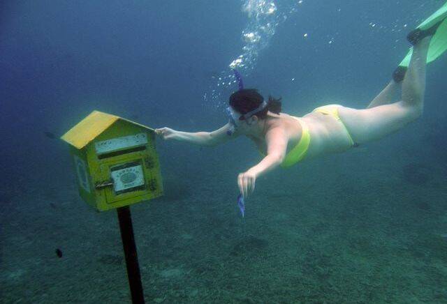 É possível enviar cartões postais debaixo d'água na Agência de Correio Subaquática da Hideaway island, em Vanuatu. Foto: Divulgação