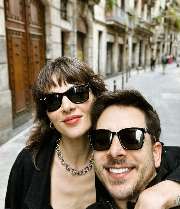 A designer de joias respondeu a perguntas de seguidores e revelou que o peso da exposição a fez refletir se conseguiria lidar com a vida pública ao lado dele. Ela explicou que o casal se conheceu em uma viagem, quando Junior ainda passava despercebido, e que só depois percebeu o impacto da fama na relação. Reprodução: Flipar