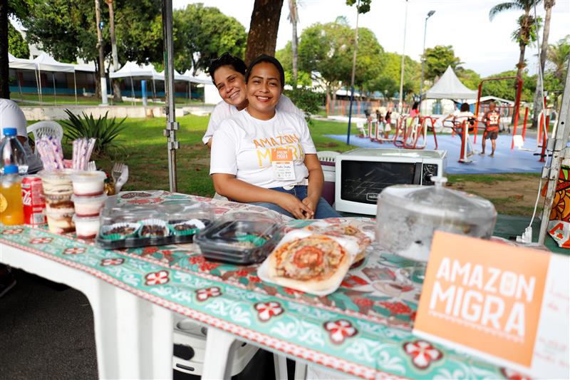 Refugiados participam da Feira Amazon Migra: Em 20 e 21 de dezembro, haitianos, venezuelanos e indígenas Warao participaram da Feira AmazonMigra em Manaus, apresentando seus produtos e serviços nos setores de alimentação, artesanato e beleza. O evento foi promovido pela OIM no Centro Social Urbano. Foto: Divulgação