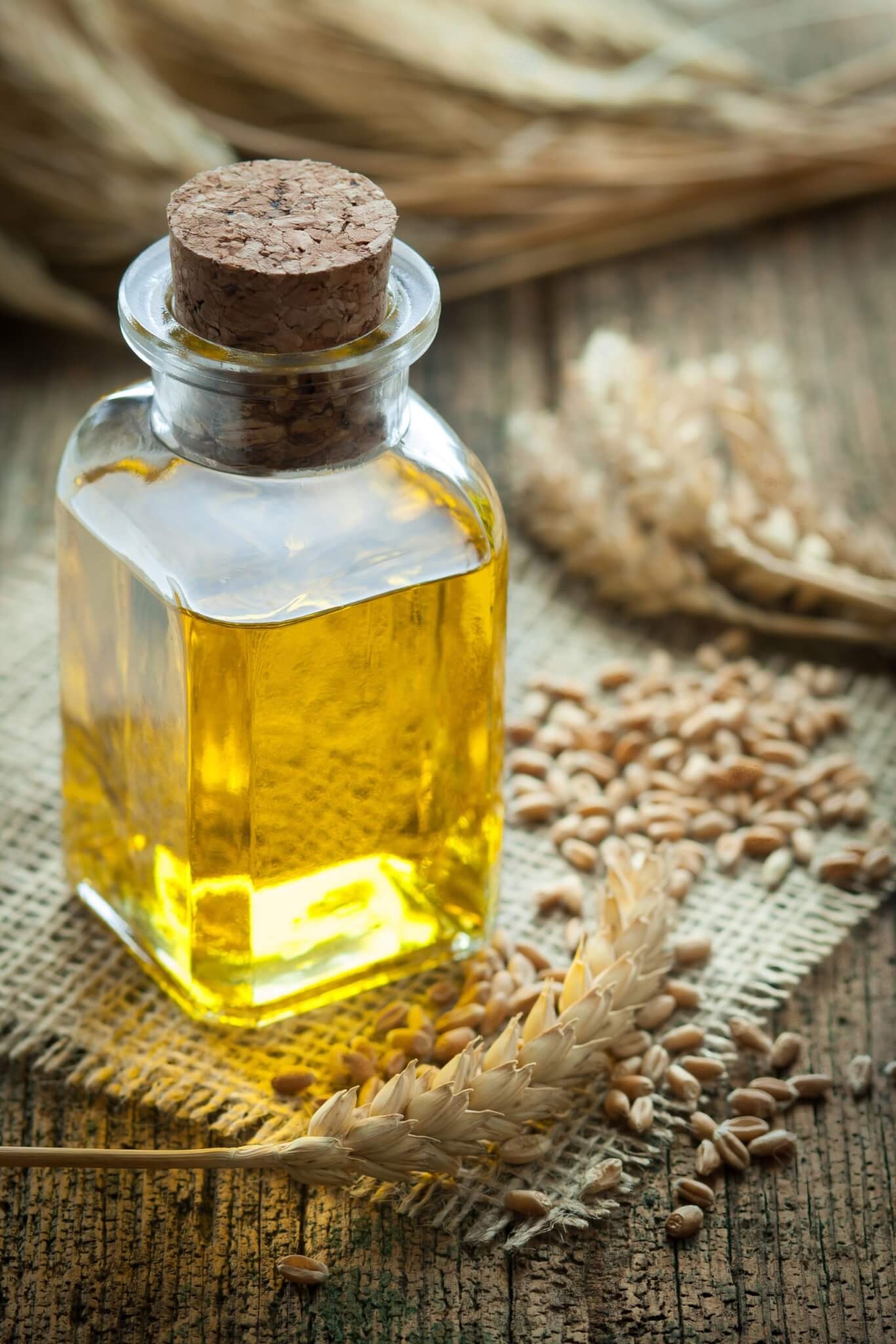 7. Óleo de gérmen de trigo O óleo de gérmen de trigo, uma fonte concentrada de vitamina E, pode ser usado para temperar saladas ou adicionado aos smoothies. Reprodução: EdiCase