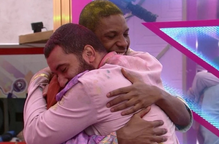 No BBB 21, os participantes Gil do Vigor e Lucas Penteado protagonizaram o primeiro beijo gay da história do reality. O romance não foi adiante, visto que o segundo pediu para sair do confinamento. Gil segue na TV Globo, enquanto Lucas é ator e cantor. Reprodução: Flipar