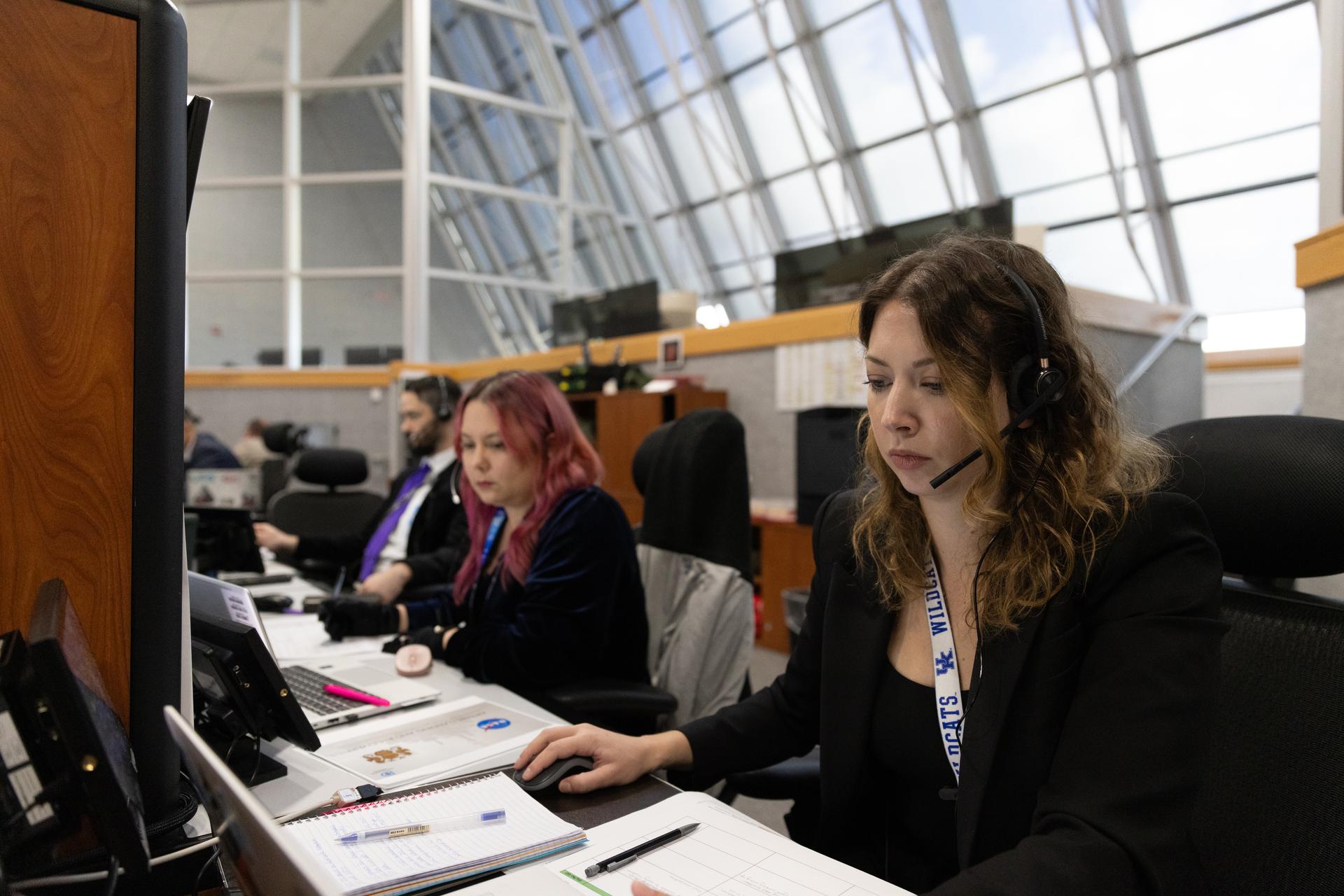 Membros da equipe de lançamento da Artemis participam de simulação completa da contagem regressiva na Sala de Controle do Kennedy Space Center.. Foto: NASA/Kim Shiflett