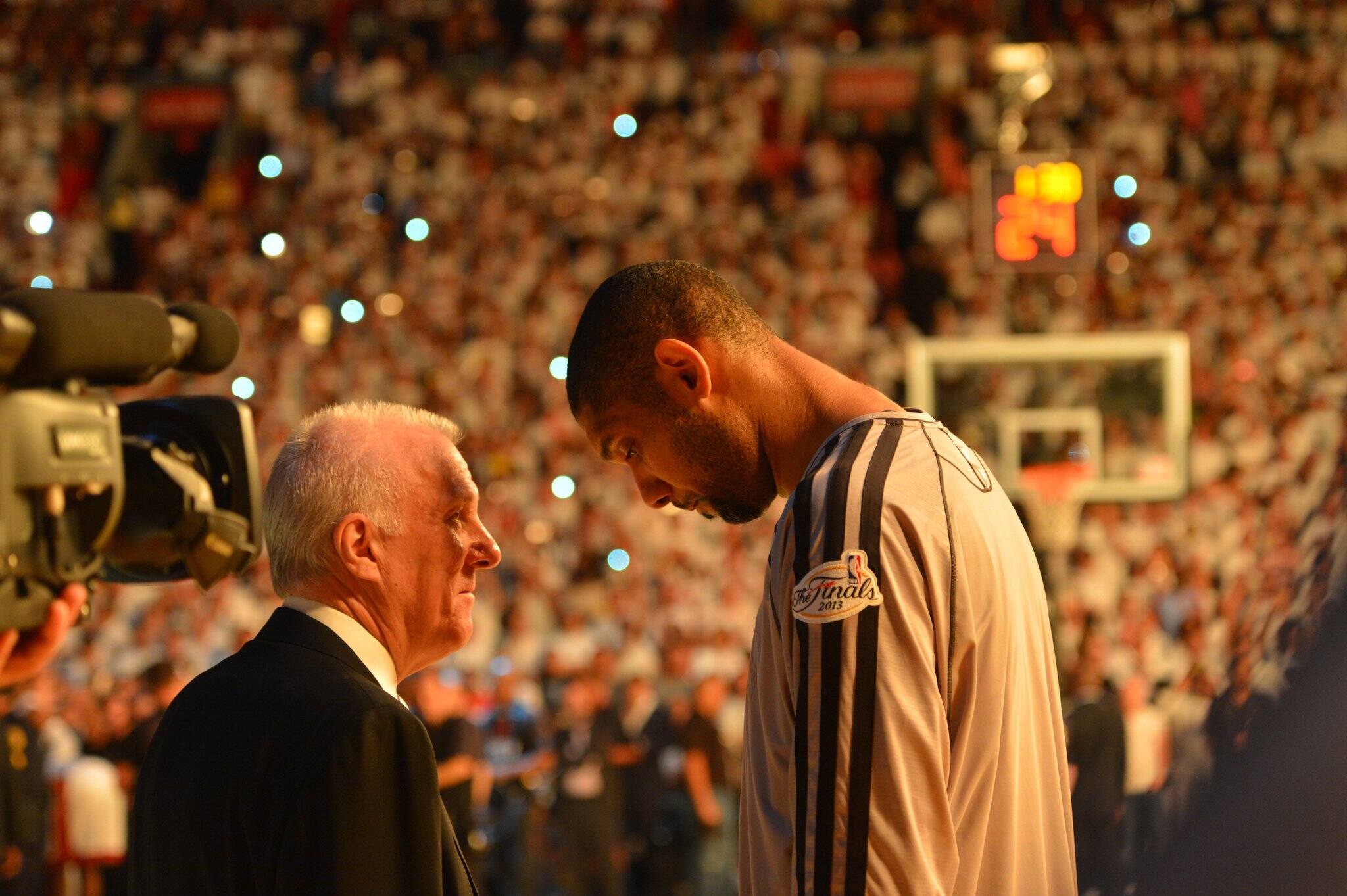 Tim Duncan e Gregg Popovich, técnico do Spurs. Foto: REPRODUÇÃO/NBA