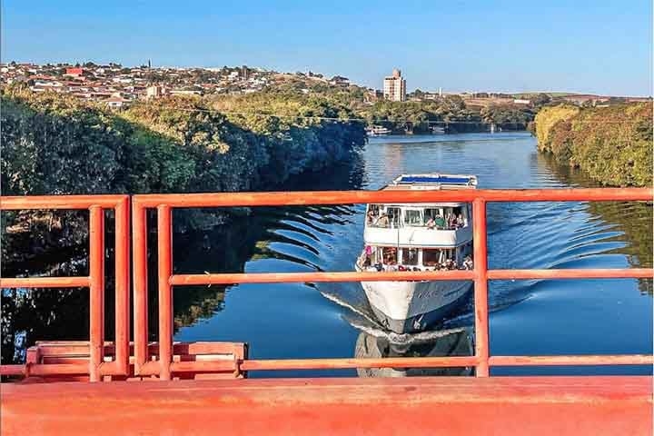 A eclusagem, possibilidade de o barco desviar das barragens, dura em média 12 minutos tanto na subida quanto na descida.  Reprodução: Flipar