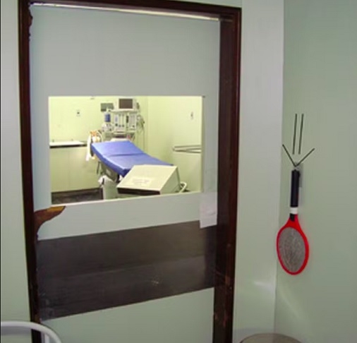 Raquete elétrica: Em 2012, um cirurgião do Espírito Santo fez um desabafo nas redes sociais sobre as péssimas condições de um hospital público no qual os médicos precisavam usar raquetes elétricas para matar mosquitos dentro das salas de cirurgia. Reprodução: Flipar