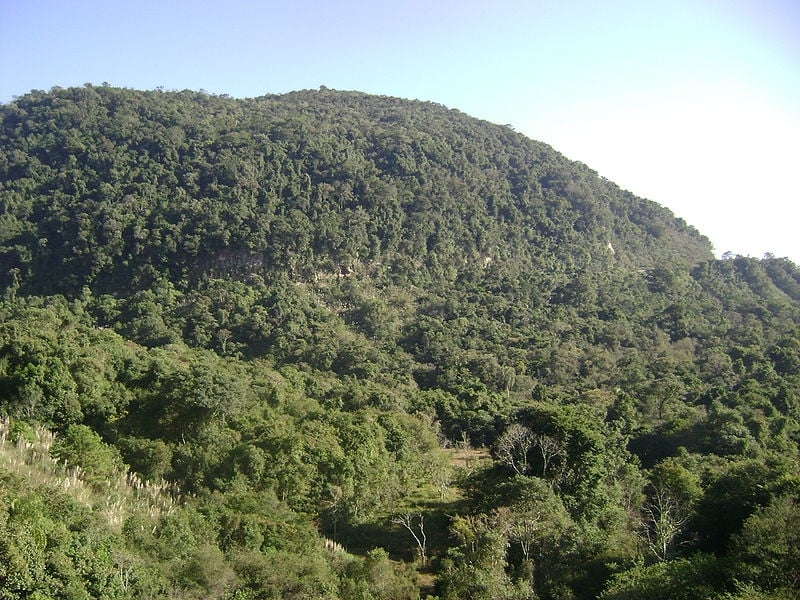 O município faz parte do Terceiro Planalto Paranaense, a uma altitude de 650 metros na área urbana. E com vasta área verde.  Reprodução: Flipar