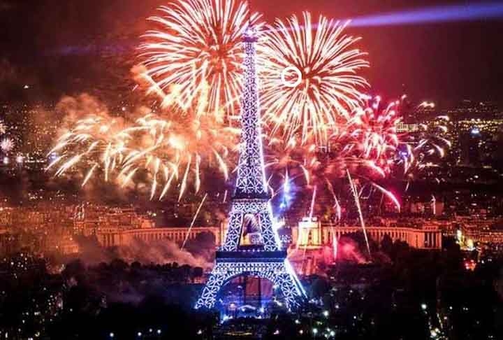 Paris (França) - A iluminação na Torre Eiffel e os shows de luzes na Avenida Champs-Élysées - a principal.via da capital francesa - criam um réveillon elegante e no clima romântico que caracteriza a fama da cidade. Reprodução: Flipar