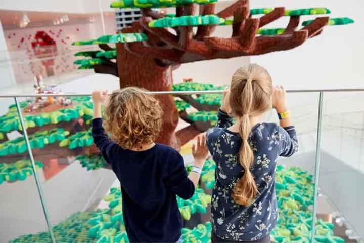 A Lego também se destaca por iniciativas educacionais, promovendo projetos que incentivam o aprendizado em ciência, tecnologia, engenharia e matemática. Reprodução: Flipar