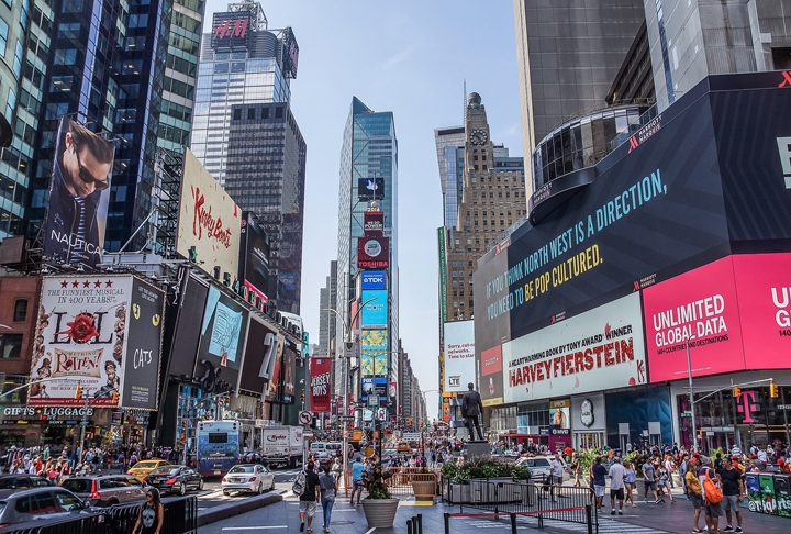 Times Square – Nova York, EUA - Tornou-se icônica no século XX, com seus enormes painéis luminosos e teatros da Broadway. Mais do que uma praça, é um símbolo do dinamismo de Nova York. Seu brilho e movimento a fazem única. Reprodução: Flipar