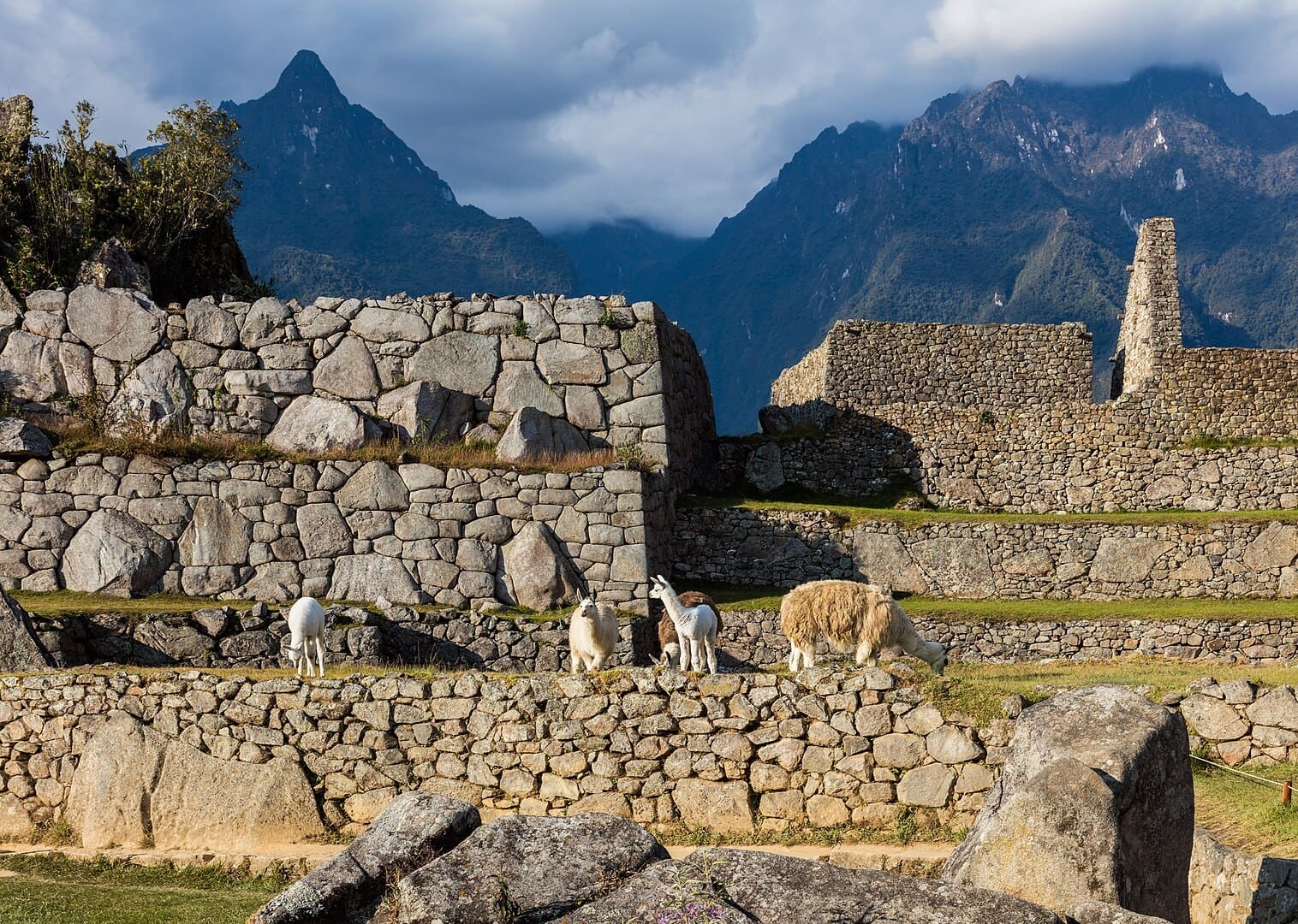 Com isso, o turismo está sendo prejudicado, já que muitas pessoas vão até a cidade por suas belezas naturais que despertam a atenção, além de construções incas, tecidos e roupas coloridas que fazem parte de uma rica cultura que começou em 1420. A seguir, descubra mais curiosidades dessa história. Reprodução: Flipar