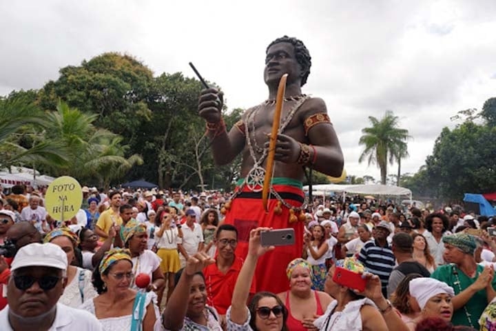 A Unidos do Viradouro, atual campeã do carnaval do Rio de Janeiro, vai buscar seu 4º título em 2025 com o enredo “Malunguinho: O Mensageiro de Três Mundos”: a  história de um líder quilombola que virou entidade afro-indígena. Reprodução: Flipar