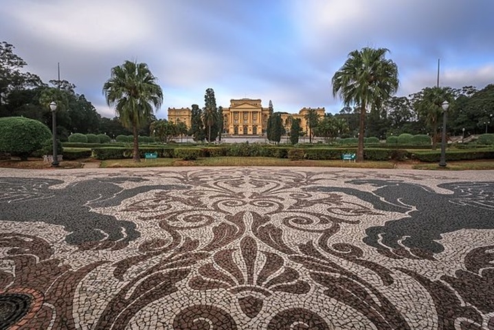 Mas os belos mosaicos com pedras portuguesas não são uma exclusividade do Rio de Janeiro. Em São Paulo, este tipo de arte urbana está, por exemplo, na calçada do Parque da Independência. Reprodução: Flipar