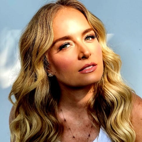 Angélica é apresentadora, atriz e ex-cantora, nascida em Santo André (SP) em 30/11/ 1973. Ficou famosa ainda criança com o programa “Clube da Criança” e consolidou carreira na TV Globo com atrações como “Vídeo Game” e “Estrelas”. Nos últimos anos, tem se dedicado a projetos pontuais e a apresentar o podcast “Angélica: 50  Reprodução: Flipar