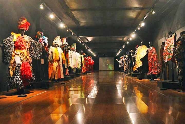O Museo del Carnaval foi inaugurado em novembro de 2006, no bairro Ciudad Vieja em Montevidéu, para homenagear o maior festival do Uruguai, O Carnaval uruguaio é comemorado todos os anos entre fevereiro e março, e as festas costumam durar cerca de quarenta dias. A comemoração mais famosa é a de Montevidéu, que conta com apresentações e o Desfile de Llamadas, que é considerado o maior festival da cultura afro-uruguaia. Reprodução: Flipar