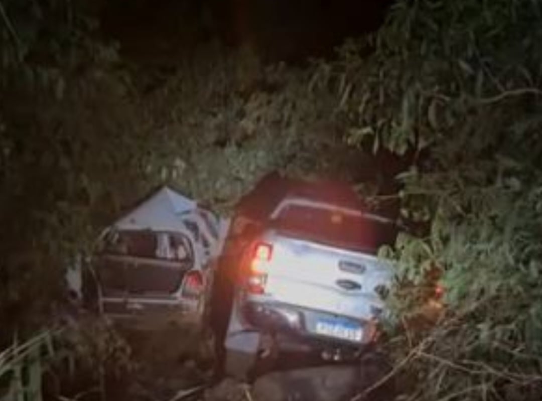 Após a batida, os dois veículos  passaram por cima dos canteiros e ainda bateram em outro carro, antes de parar num barranco, 50 metros adiante .  Reprodução: Flipar