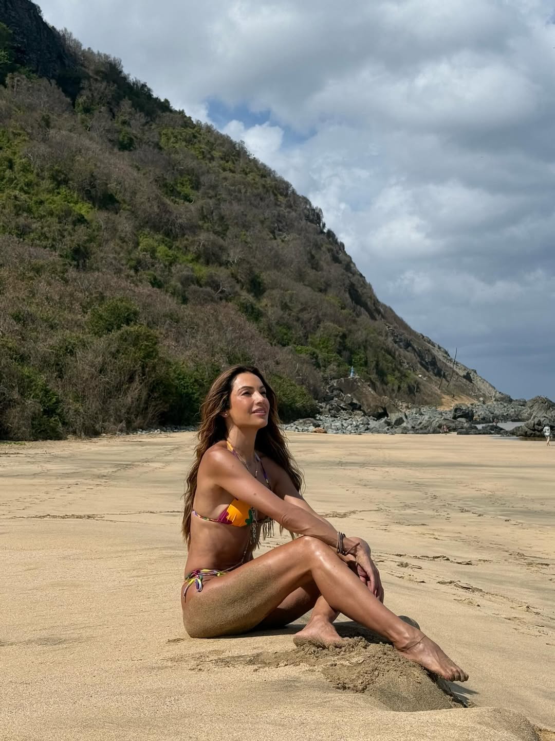 Patrícia Poeta sentada na areia. Foto: Reprodução/ Instagram @patriciapoeta