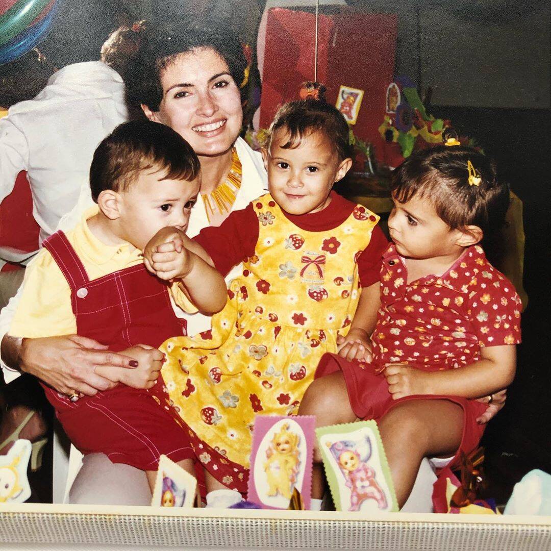 Fátima Bernardes com os filhos trigêmeos Laura, Beatriz e Vinícius. Foto: Reprodução/Instagram/@fatimabernardes
