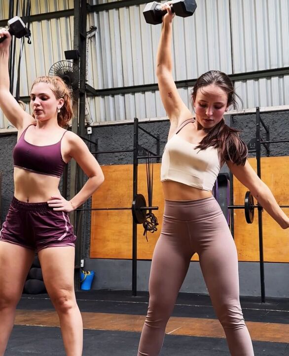 Larissa Manoela e aiga treinando  Reprodução: Instagram