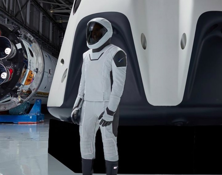 Esses serão os primeiros turistas espaciais a fazer uma caminhada espacial de forma totalmente privada.  Reprodução: Flipar