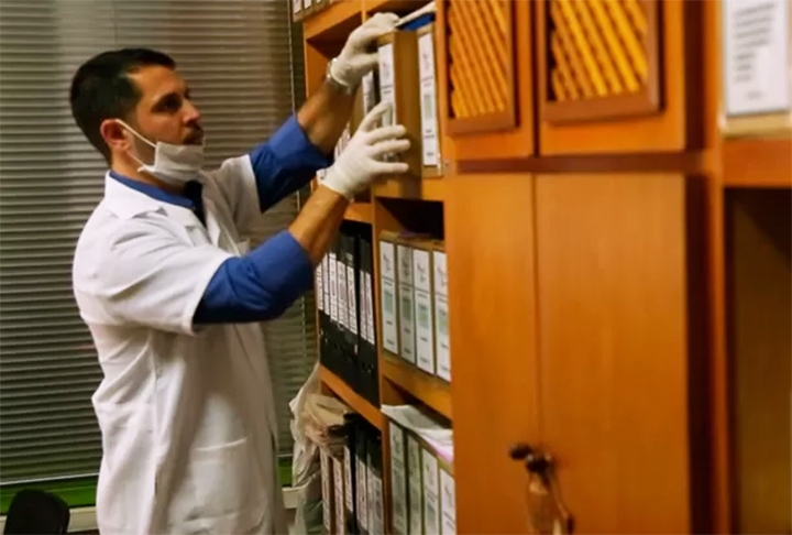 ARQUIVISTA -  A responsabilidade desses profissionais era separar documentos de arquivos institucionais e pessoais, além de organizá-los por grau de relevância  Reprodução: Flipar