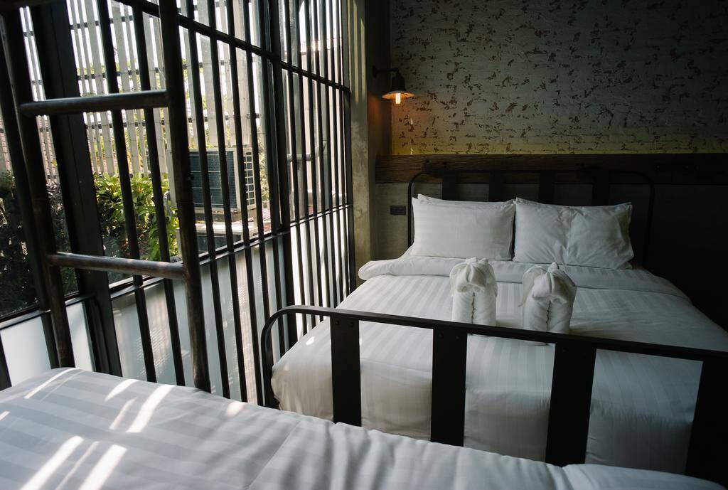 Com uma temática peculiar, hostel imita a experiência de uma prisão na Tailândia. Foto: Divulgação/Booking
