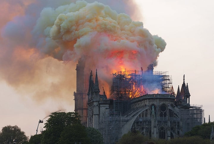 O chumbo do revestimento atingiu 600ºC, ponto em que ele oxida e causa uma fumaça amarelada. Pesquisadores coletaram amostras para estudos sobre as antigas minas de Paris.  Reprodução: Flipar