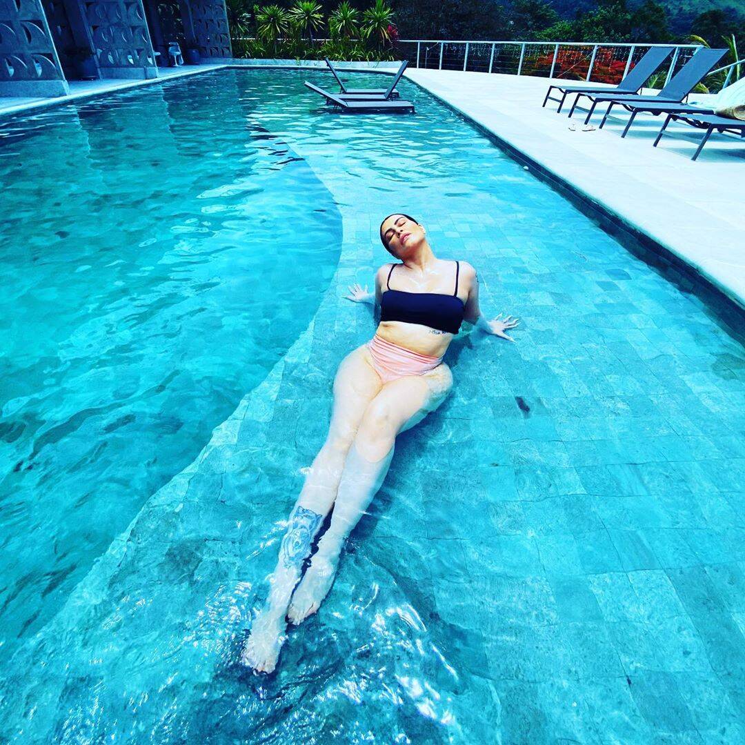 Cleo ainda esbanja sensualidade ao combinar duas tendências: calcinha alta e top. Foto: Reprodução/Instagram