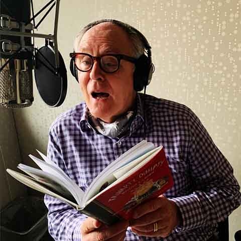 A tendência é a série ter sete temporadas, adaptando todos os livros de Rowling. “Por isso foi uma decisão tão difícil. Eu terei 87 anos na festa de encerramento, mas eu disse ‘sim’”, explicou.
 Reprodução: Flipar