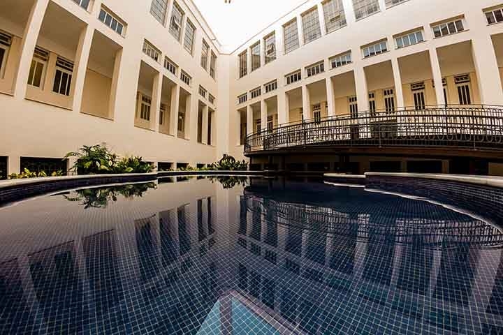 O Thermas Antônio Carlos é um dos prédios mais icônicos de Poços de Caldas, símbolo do auge turístico da cidade nas primeiras décadas do século XX. Sua arquitetura em estilo neoclássico abriga banhos termais, massagens e tratamentos terapêuticos. Reprodução: Flipar
