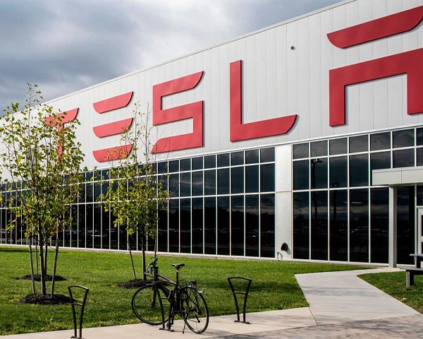 Subsidiária da Tesla SolarCity em Buffalo, Nova York, a fábrica foi construída em um terreno recuperado de uma antiga usina siderúrgica. Sua construção começou em 2014 e foi concluída em 2017.  Reprodução: Flipar