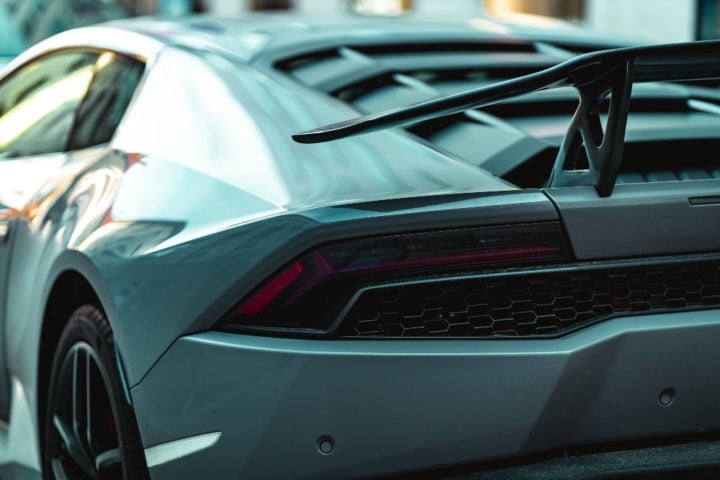 Com base nesses critérios, veja agora um ranking com os 10 supercarros mais caros do mundo em 2025! Reprodução: Flipar