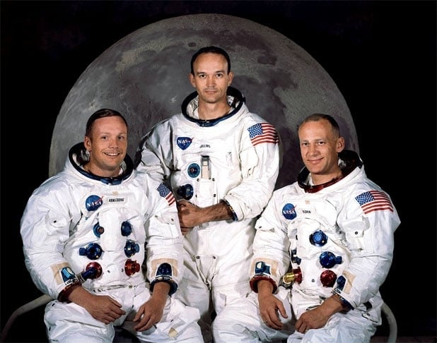 A conquista da Lua foi na missão Apollo 11. O lançamento da nave foi no dia 20/7/1969. Esta foto mostra Neil Armstrong, Michael Collins e Buzz Aldrin,  posando para a divulgação da missão. Até hoje, ainda há quem não acredite na missão espacial até a Lua.  Reprodução: Flipar