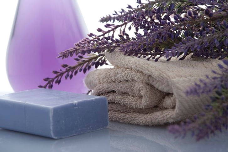 O mais importante é usar o banho para relaxamento, sem levar para este momento as preocupações do dia a dia. Decore o banheiro de forma aprazível para que a sensação seja de bem-estar.  Reprodução: Flipar