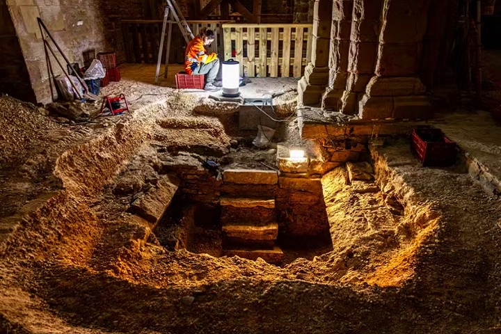 Eles se depararam com uma escadaria secreta que levou à descoberta de um túmulo de 400 anos e sarcófagos que datam do século 6! Reprodução: Flipar