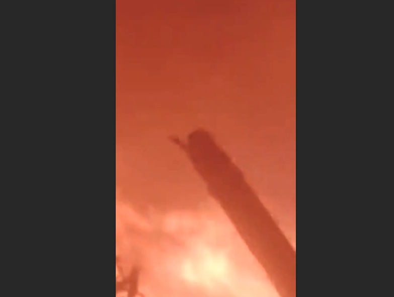 Logo depois, a imagem fica confusa e é possível ouvir gritos. A transmissão termina mostrando destroços em chamas. Reprodução: Flipar