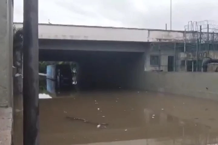 Em Salto, o Rio Tietê ficou com um volume cinco vezes maior que o normal por causa das chuvas. A água também invadiu casas e praças. Reprodução: Flipar